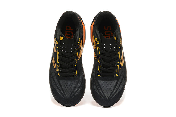 New Balance SC Elite V4 Preto com Laranja